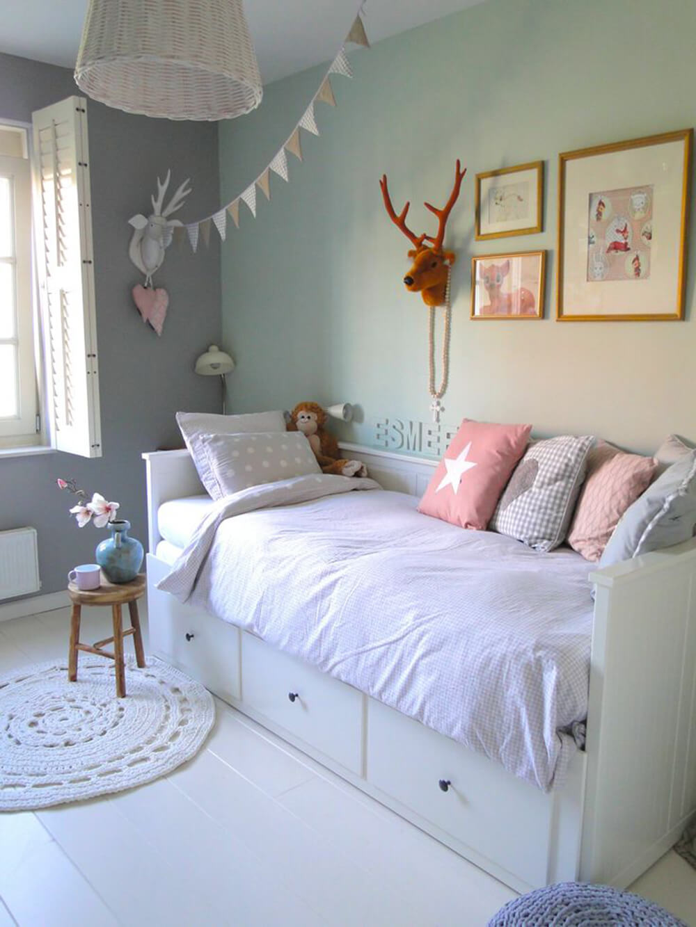 Phòng ngủ bé gái với tone màu nhẹ nhàng, trong thiết kế nhà ống 1 tầng.