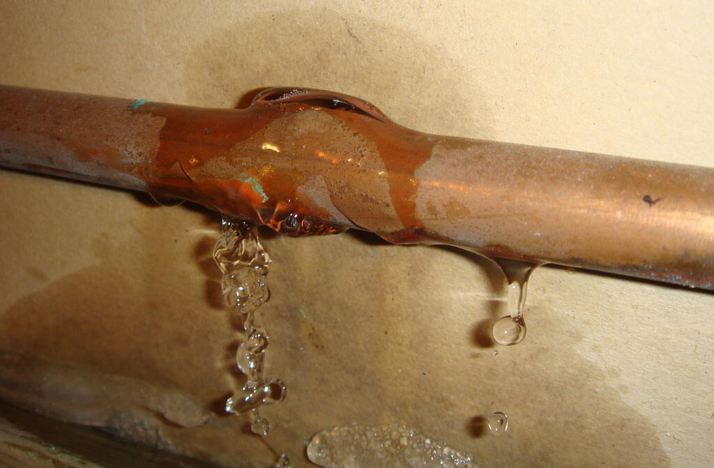 Sửa đường ống nước bị rò rỉ gây ẩm mốc tường ướt sàn nhà