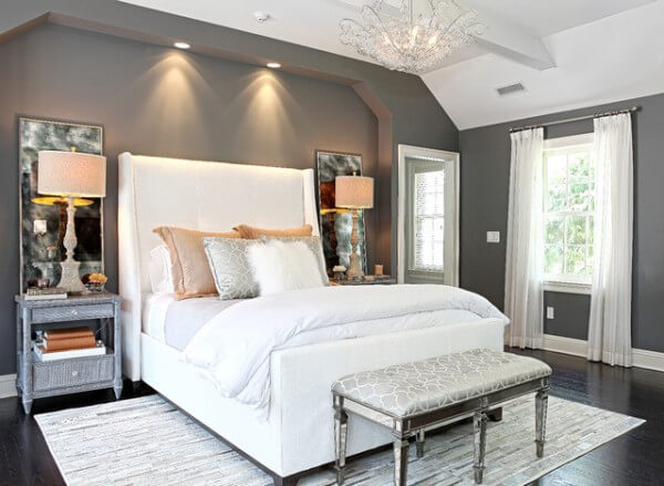Phòng ngủ hợp phong thủy với màu sơn và những phụ kiện đôi tạo sự hài hòa.