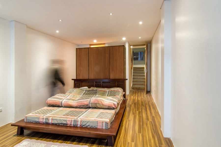 Phòng ngủ được thiết kế nhỏ gọn với tông mầu gỗ ấm áp